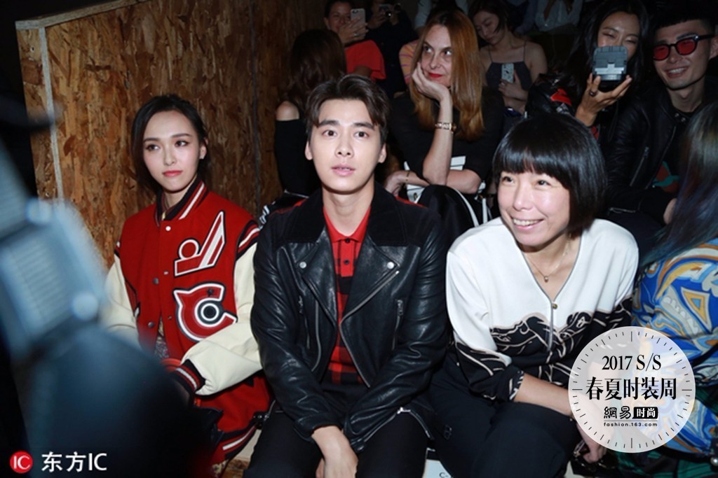 李易峰唐嫣穿“情侣装”同台看秀 不要太养眼哦~