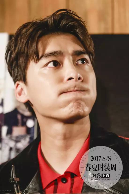 李易峰唐嫣穿“情侣装”同台看秀 不要太养眼哦~