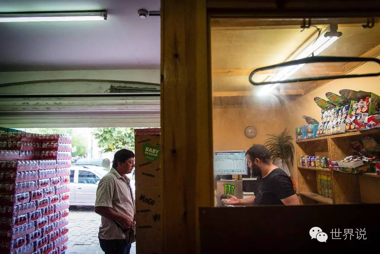 香烟拆开卖、哼唱宝莱坞，印度移民夜间商店老板的比利时生活