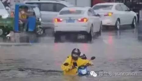 全省看雨模式开启今晨昆明堵出新境界吐槽归吐槽大家千万不要蹚水