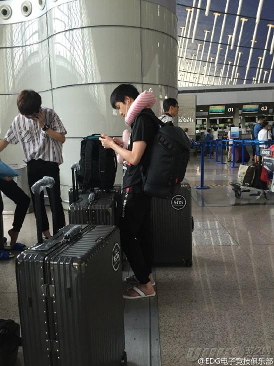 粉色的厂长太抢镜，EDG开启集训之旅