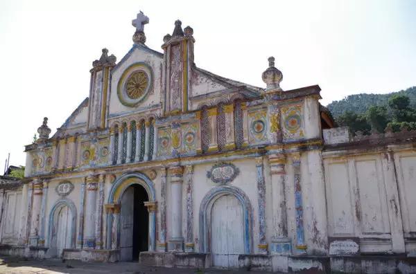 成都附近的旅游景点推荐四姑娘山,距成都五个多小时的地方