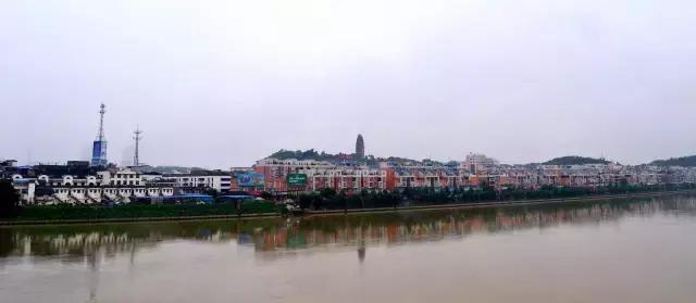 成都附近的旅游景点推荐四姑娘山,距成都五个多小时的地方