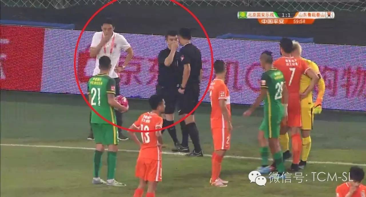 主裁判怎么和球员沟通,球员冲突裁判为什么不会阻止