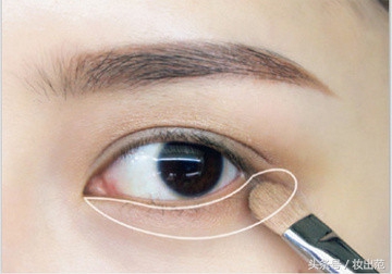 面试妆容简单干练,适合面试的职业妆容打扮和发型