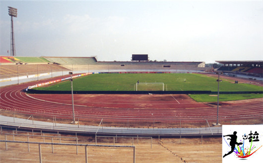 非洲足球场一览,看后很纳闷儿,人家怎么能出球星呢