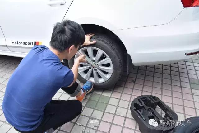 2018款速腾豪华版如何换备胎,23款速腾1.5t超越版备胎怎么换