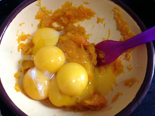 这个蛋糕不用油,选用健康食材,营养丰富老少皆宜,外面买不到的