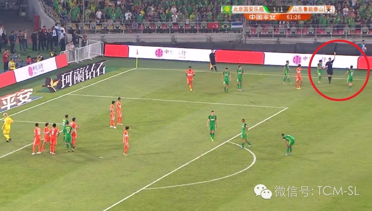 主裁判怎么和球员沟通,球员冲突裁判为什么不会阻止