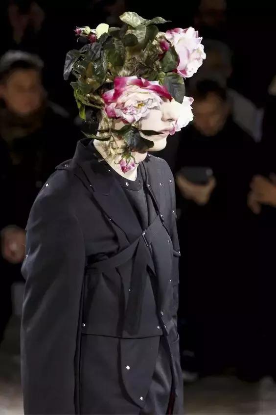 时日谈丨不仅仅是小红心川久保玲的解构主义风格探析