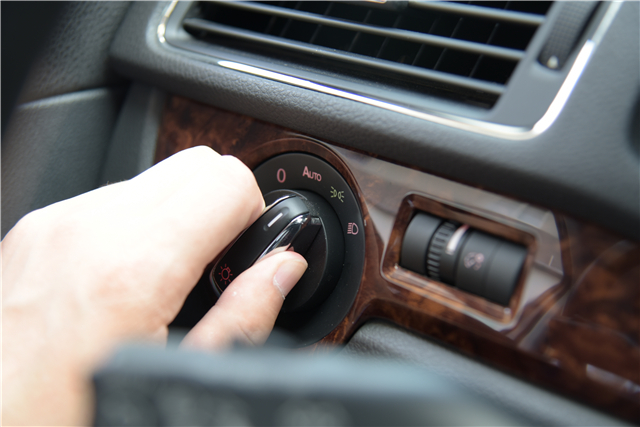 拒绝大宝剑不做无知小白仪表盘上亮起了红灯你还敢开车吗？