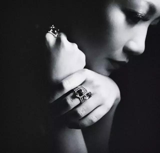 她颜值普通，又矮又穷，但奢侈大牌抢着送她包！