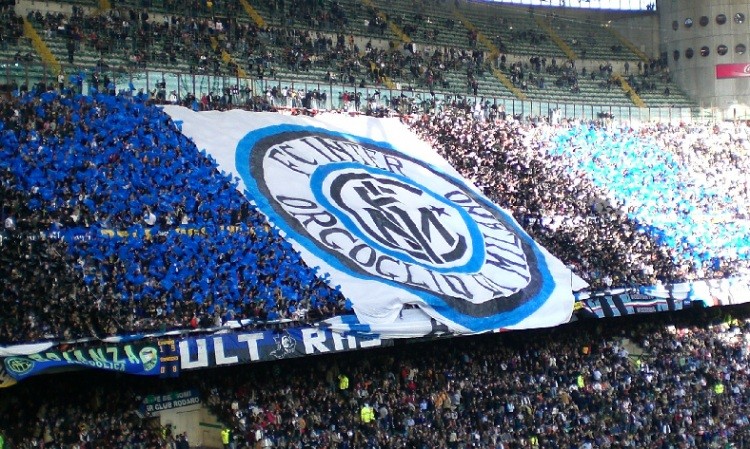 欧洲球迷看台震撼原声,死忠球迷看台有什么不一样