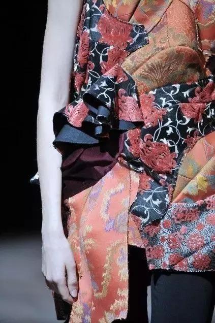 时日谈丨不仅仅是小红心川久保玲的解构主义风格探析