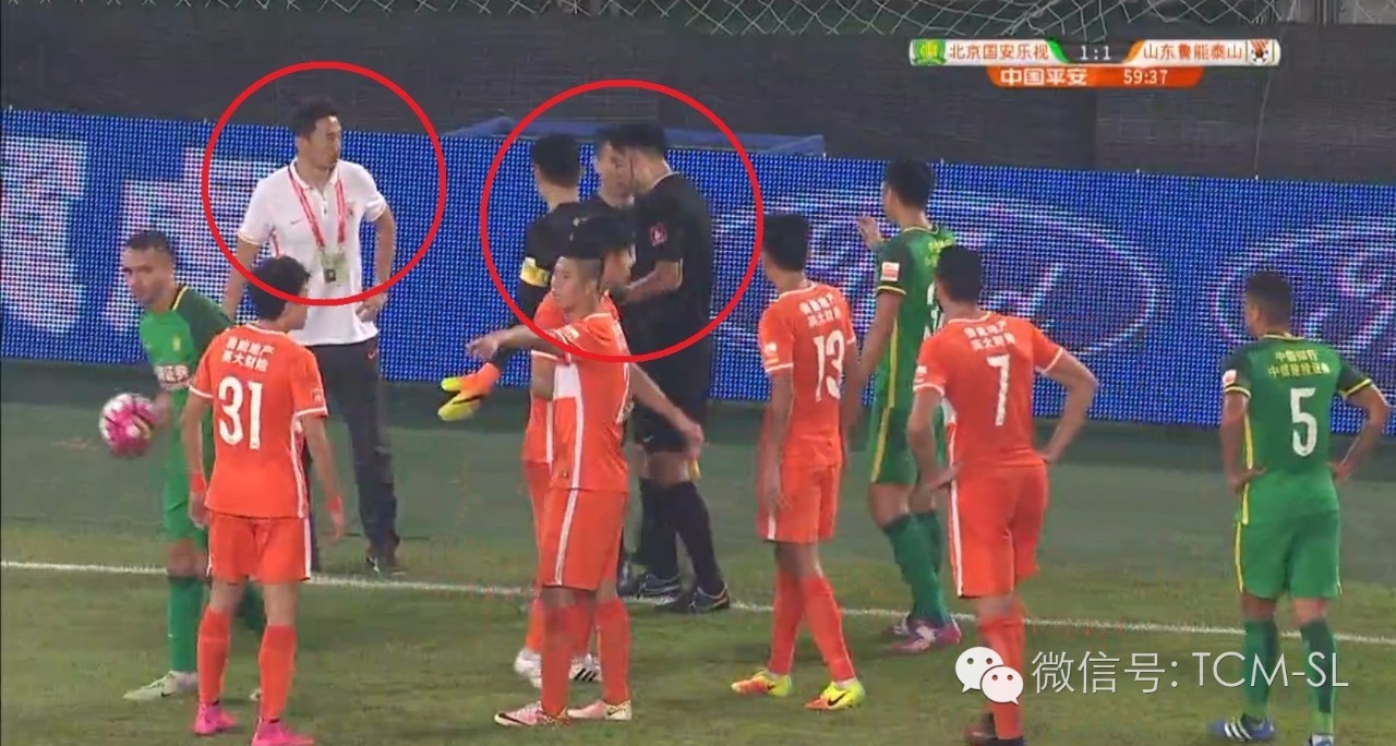 主裁判怎么和球员沟通,球员冲突裁判为什么不会阻止