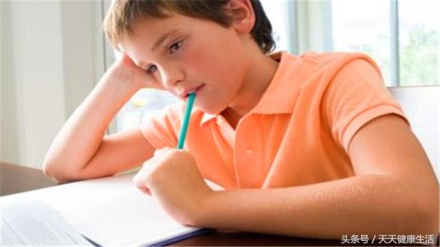 小孩成绩骤降，脾气暴躁，喜欢啃指甲，一查原来中毒了