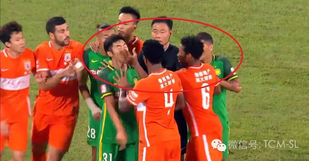 主裁判怎么和球员沟通,球员冲突裁判为什么不会阻止