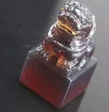 造假蜜蜡的骗局看完一秒揭穿,蜜蜡造假到底有多可怕