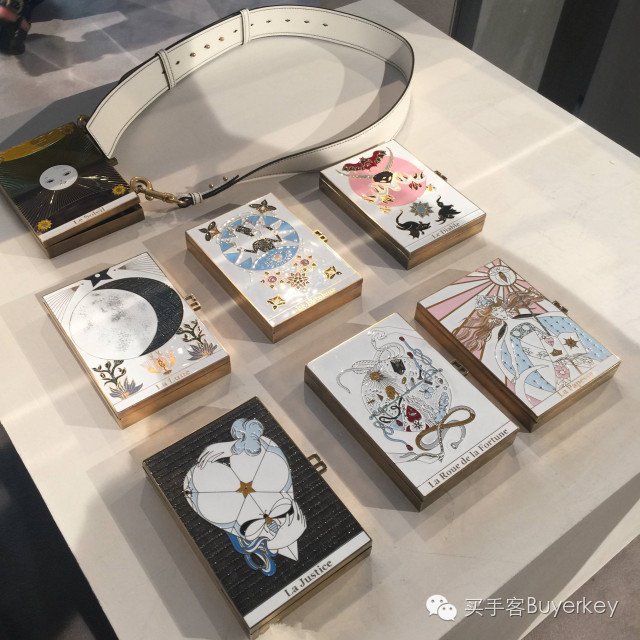 手拿包女推荐真皮徽章款,新款女士手拿包百搭大容量