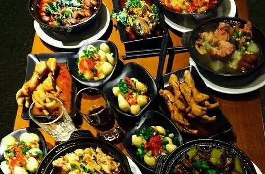 西安城墙从哪道门出去有美食街,西安城墙有个当地美食像肥肠一样