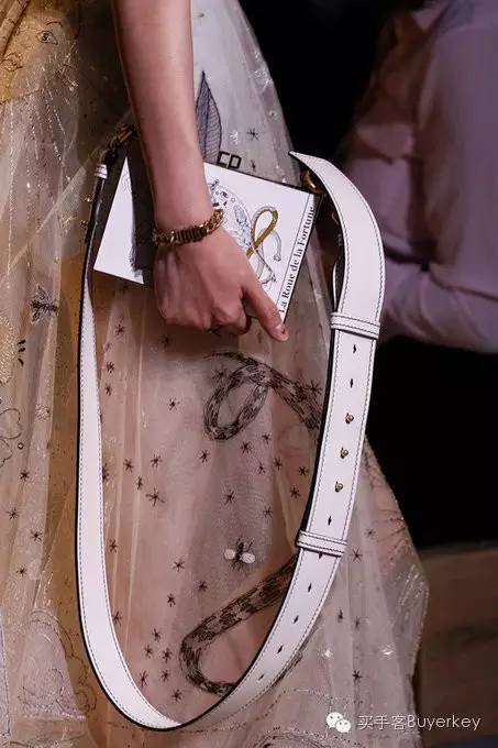 手拿包女推荐真皮徽章款,新款女士手拿包百搭大容量