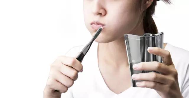 嘴唇发红过敏怎么办,嘴唇干燥起皮跟牙膏有关吗