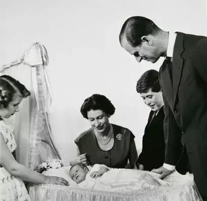 皇家旗舰，超长待机——英女王那些你不知道的事儿