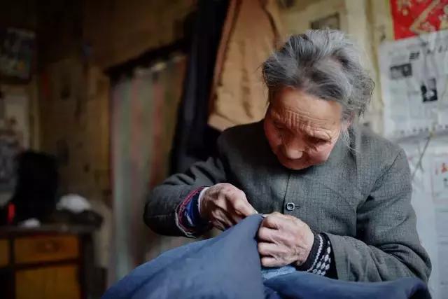 老房子里收藏有100万颗纽及巧手妈妈家族三代人缝缝补补的故事