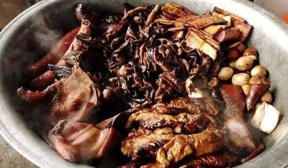 西安城墙从哪道门出去有美食街,西安城墙有个当地美食像肥肠一样