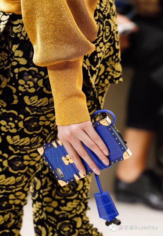 手拿包女推荐真皮徽章款,新款女士手拿包百搭大容量