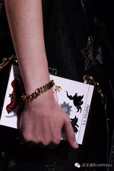 手拿包女推荐真皮徽章款,新款女士手拿包百搭大容量