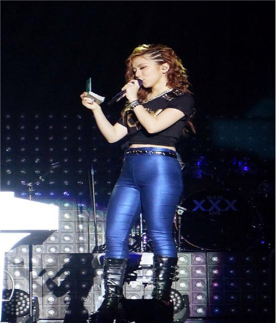 穿着皮裤的男人,穿上皮裤