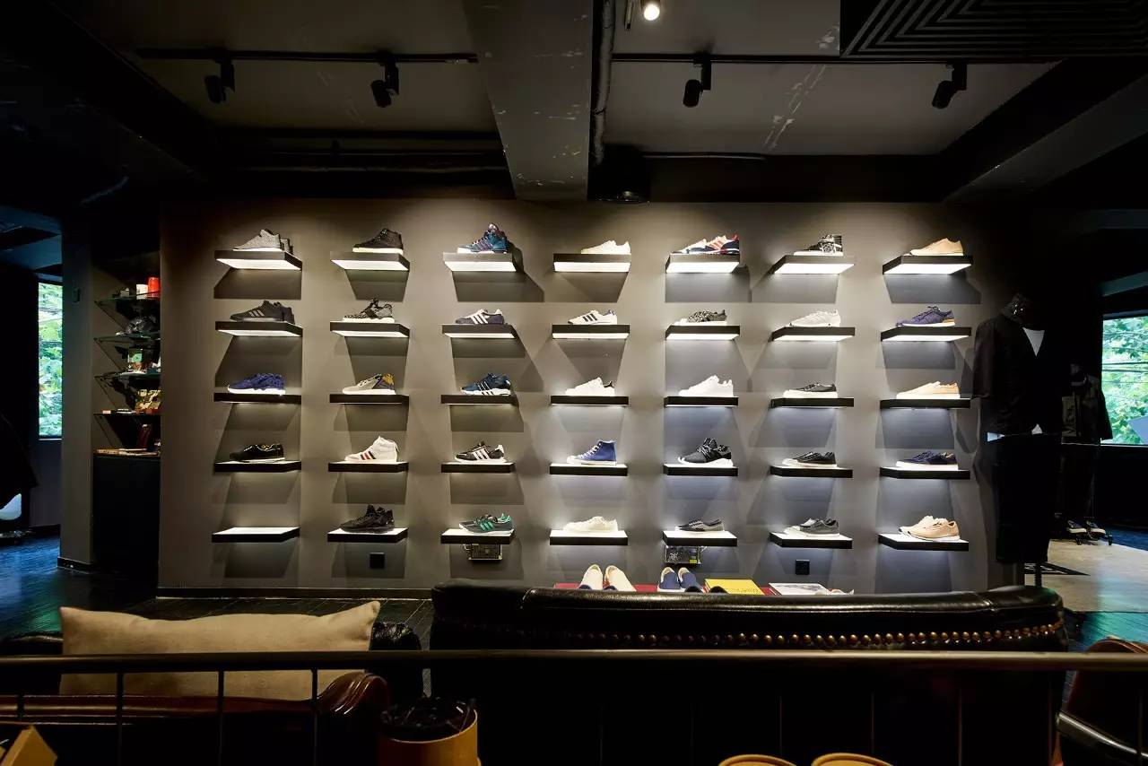 我们在上海拍下了15位潮流工作者，还给你介绍20间最新最好玩的潮店！