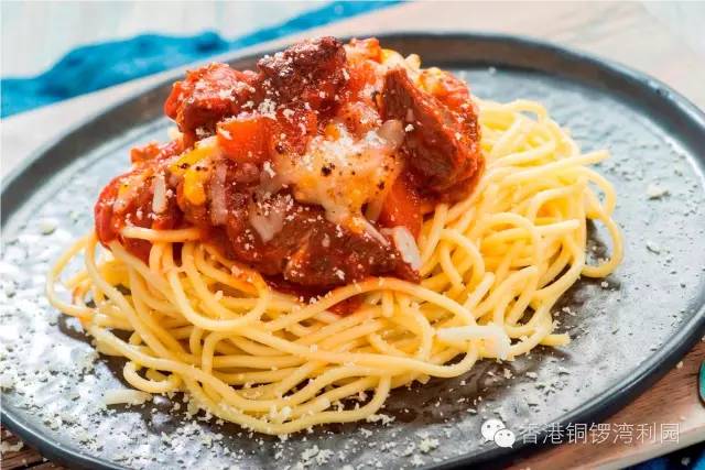 满记甜品在香港新开的旗舰店里卖起了意粉、披萨和烤玉米