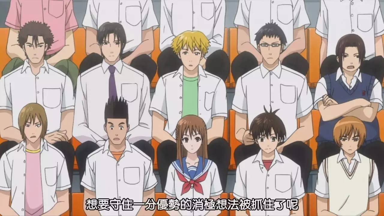 女生看男生踢足球时在想什么,女生会主动看男生踢球