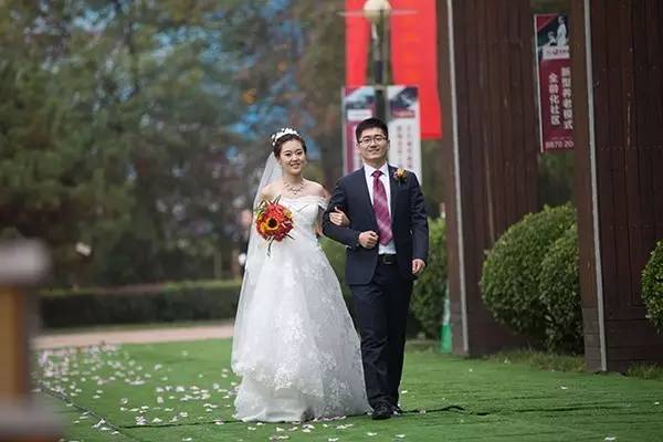 昨日一场独一无二的婚礼温暖了整个“国际庄”