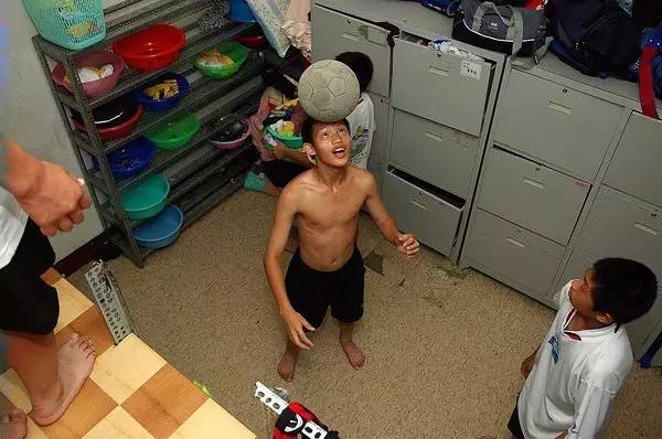 想走出“国足阴影”？这群热血燃梦的足球小将能帮你