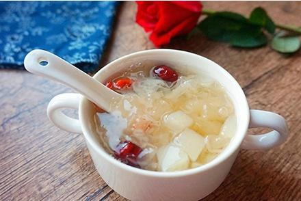 感冒嗓子疼喝点冰糖银耳雪梨羹润燥又养颜呦