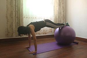 瑜伽球的锻炼腹肌方法,瑜伽球核心腹肌训练