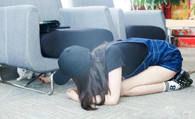 杨幂假睫毛眼线,杨幂离开美颜后的样子