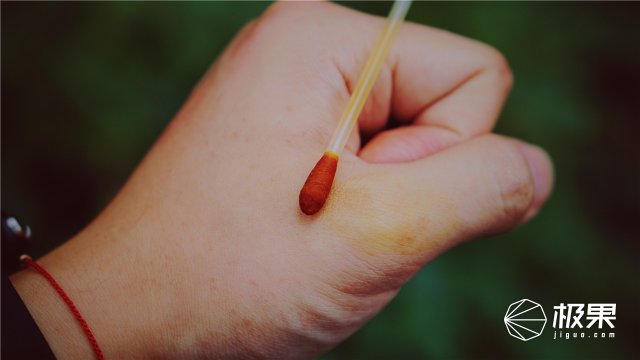 这盒子还没手掌大，里面的工具却比工具箱还全，野外保命全靠它