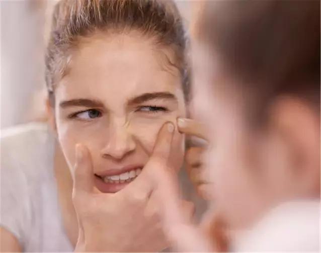 脸过敏发痒起小疙瘩可以用面膜吗,敷面膜过敏脸上满脸疙瘩怎么消除