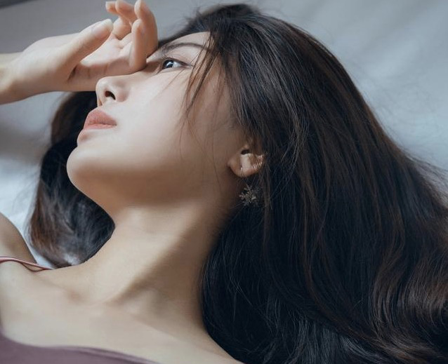 小说：她不顾一切嫁废材，白手起家当老板，他却变心逼她净身出户