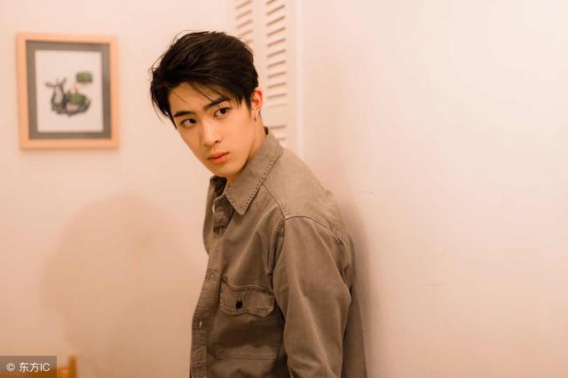 故事：她在那里哭泣声音沙哑，他的行为让她非常生气，心凉了