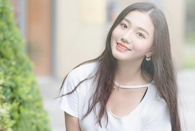 小说：谁都有过青春！小伙吉他弹唱郑钧的《灰姑娘》，俩美女倾心