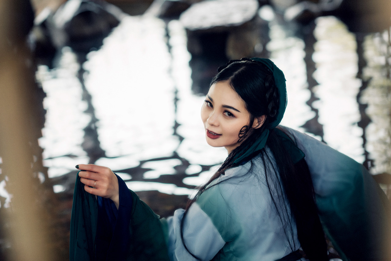 故事：他的小说签约了，女朋友约他见面，却是告诉他她要出国