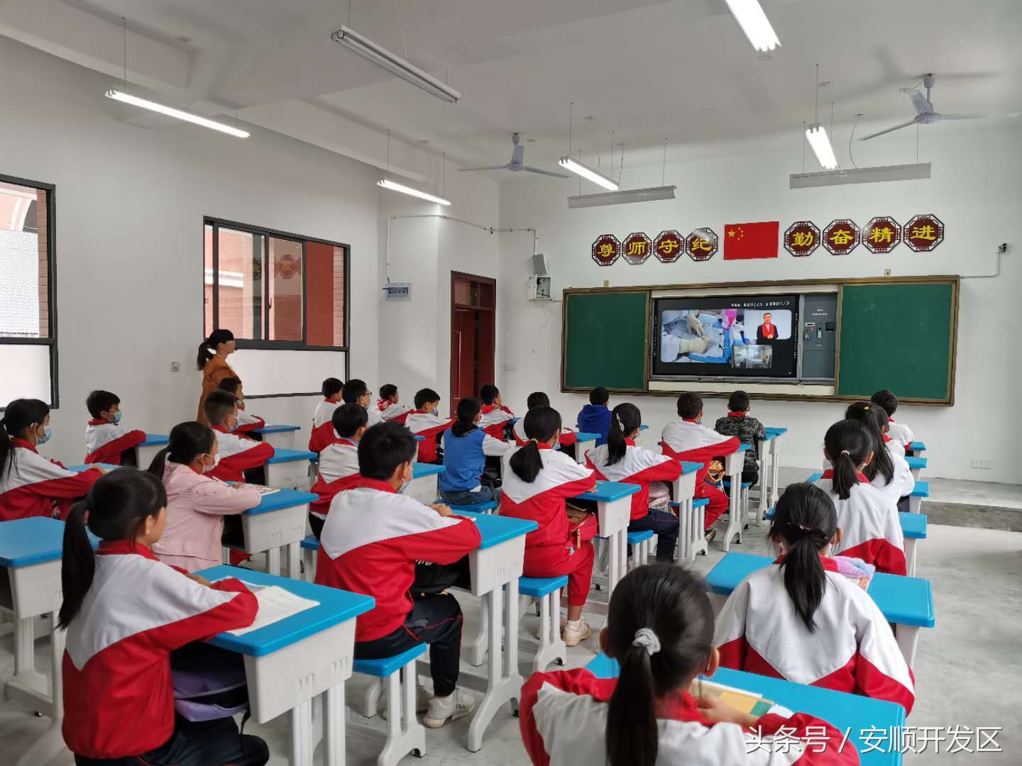 经开区：黄齐生小学新校区启用迎来400余名复学学生