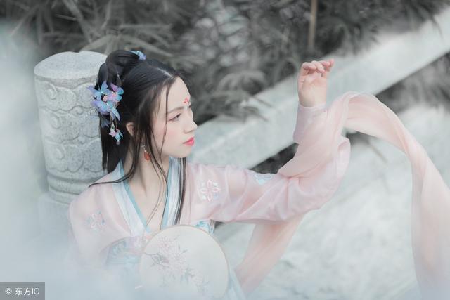 小说：生母表面对她好，实际却怀疑她并非亲生，故意派人折辱她