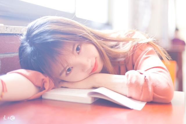 小说：美女年纪轻轻，却靠私人接单摄影，一个月下来高达十几万