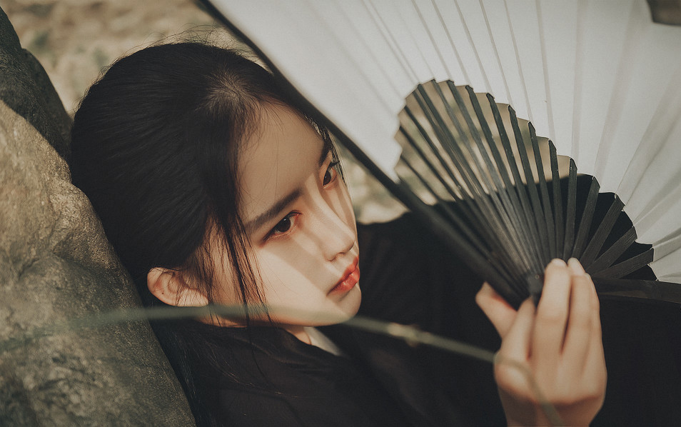 小说：小伙救下白家小姐，哪知却被追随者围起来，要他磕头认罪